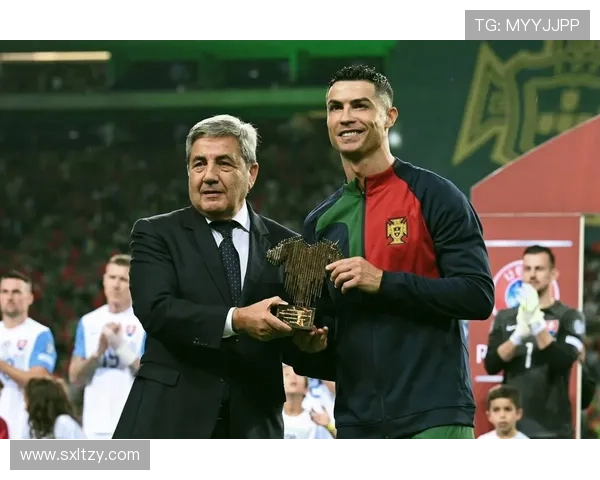 C罗晒三次捧杯照庆祝葡萄牙足协112周年